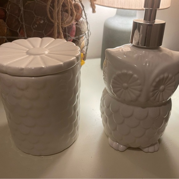 Adorable ceramic Owl Soap dispenser and covered cup - pure white - Picture 1 of 3